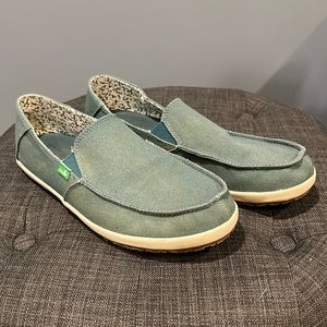 Sits on a shelf. Only worn a couple times.